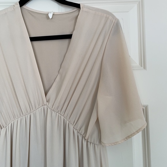 Beautiful Ivory chiffon bell sleeved maxi dress medium - Picture 3 of 8